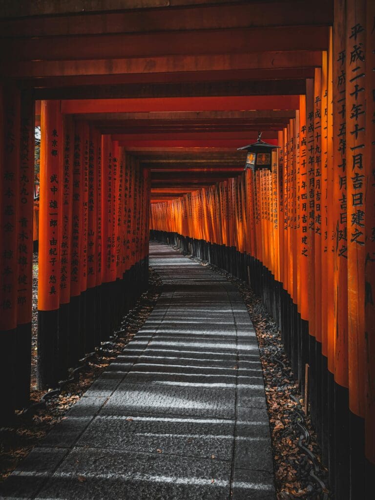 Walking thru the Fushimi Inari Taisha shrine in Kyoto, Japan